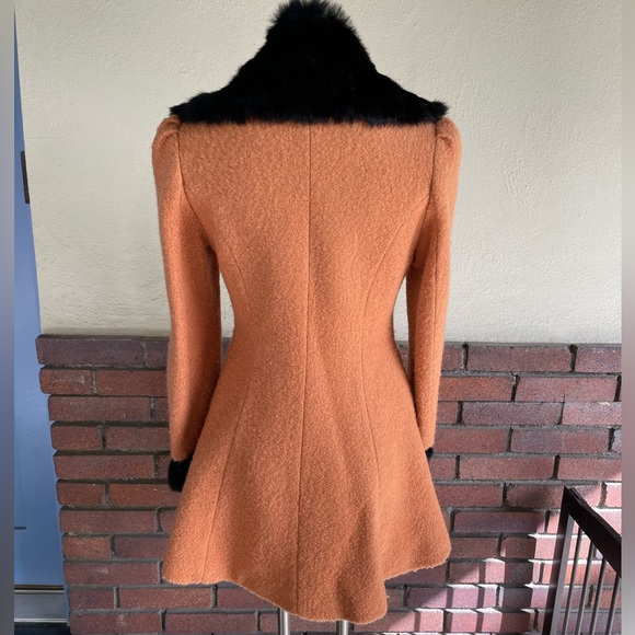 Vintage | Elegant Dress Coat with Black Fur Accents - Picture 5 of 15